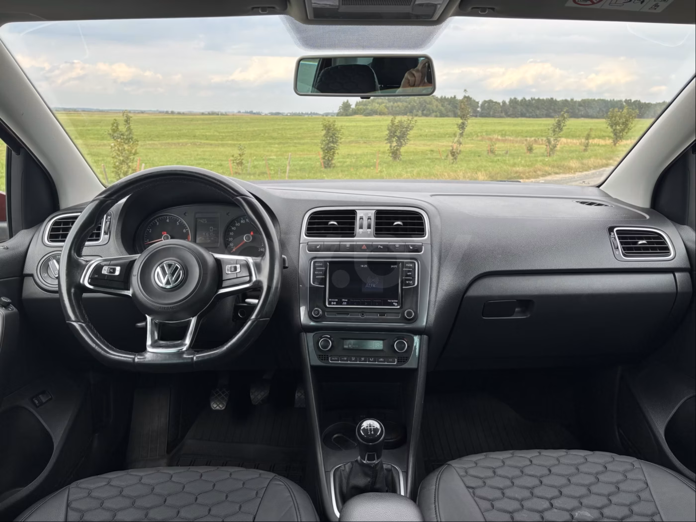 Volkswagen Polo Sedan фото 4