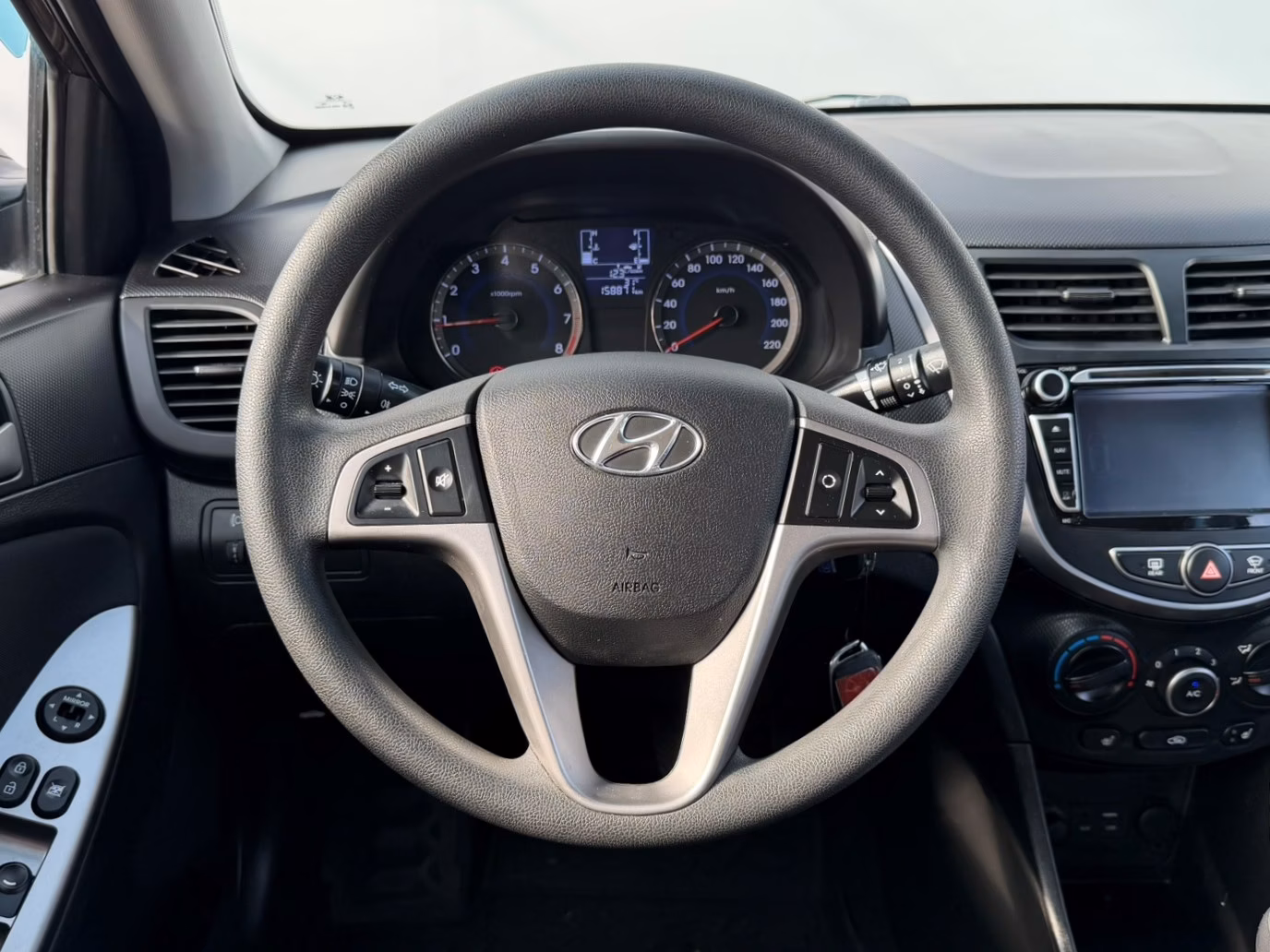 Hyundai Solaris фото 13