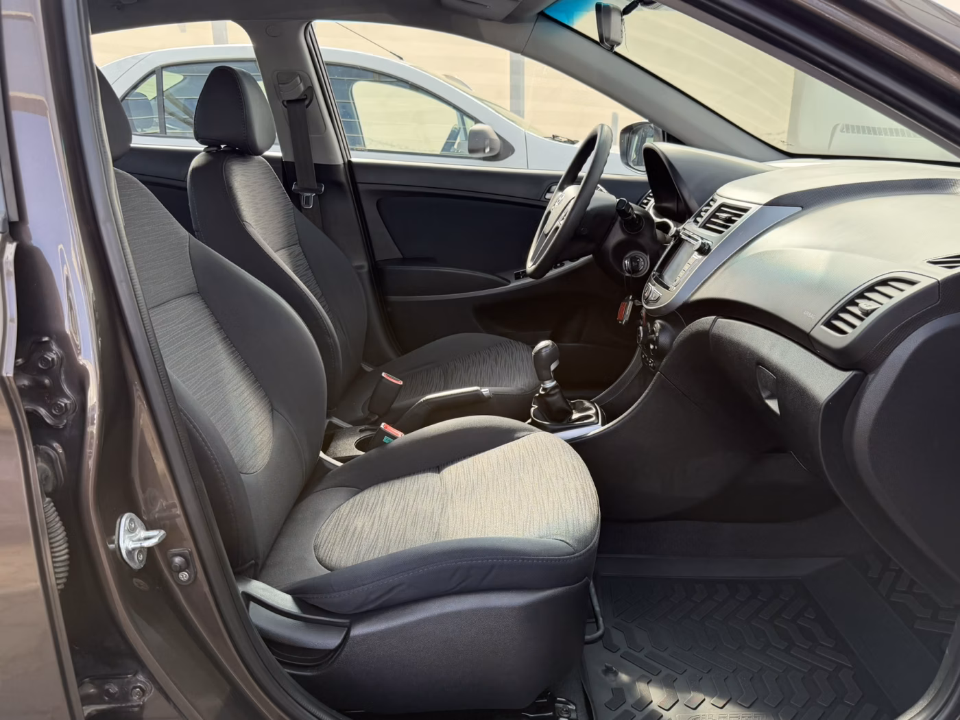Hyundai Solaris фото 7