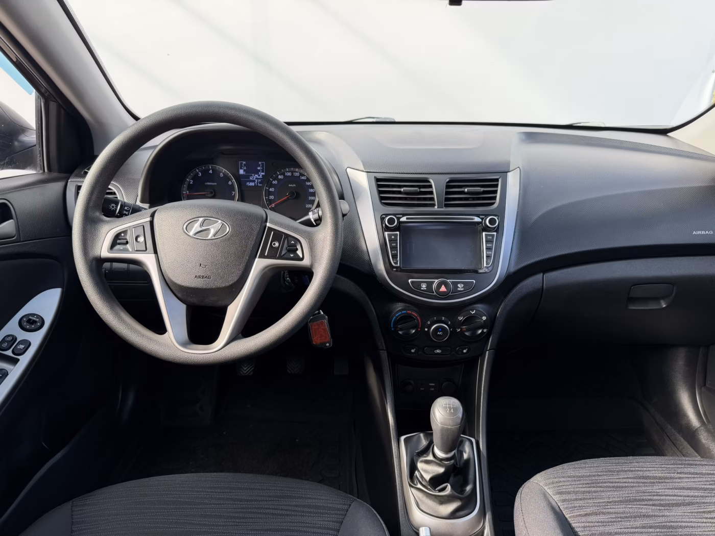 Hyundai Solaris фото 12