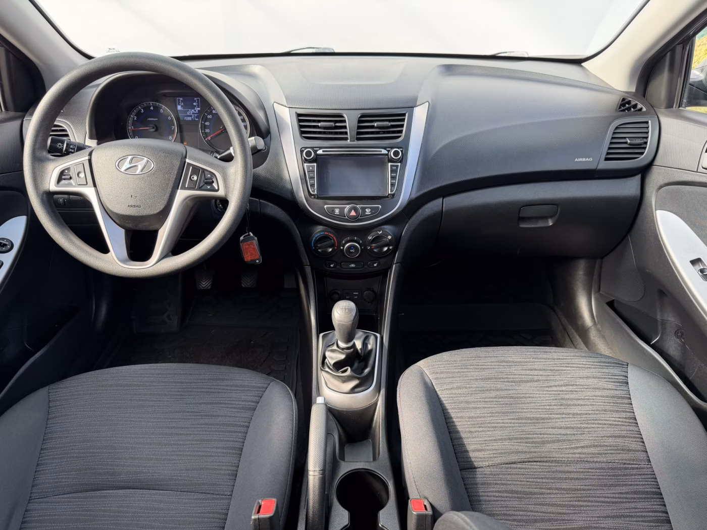 Hyundai Solaris фото 11