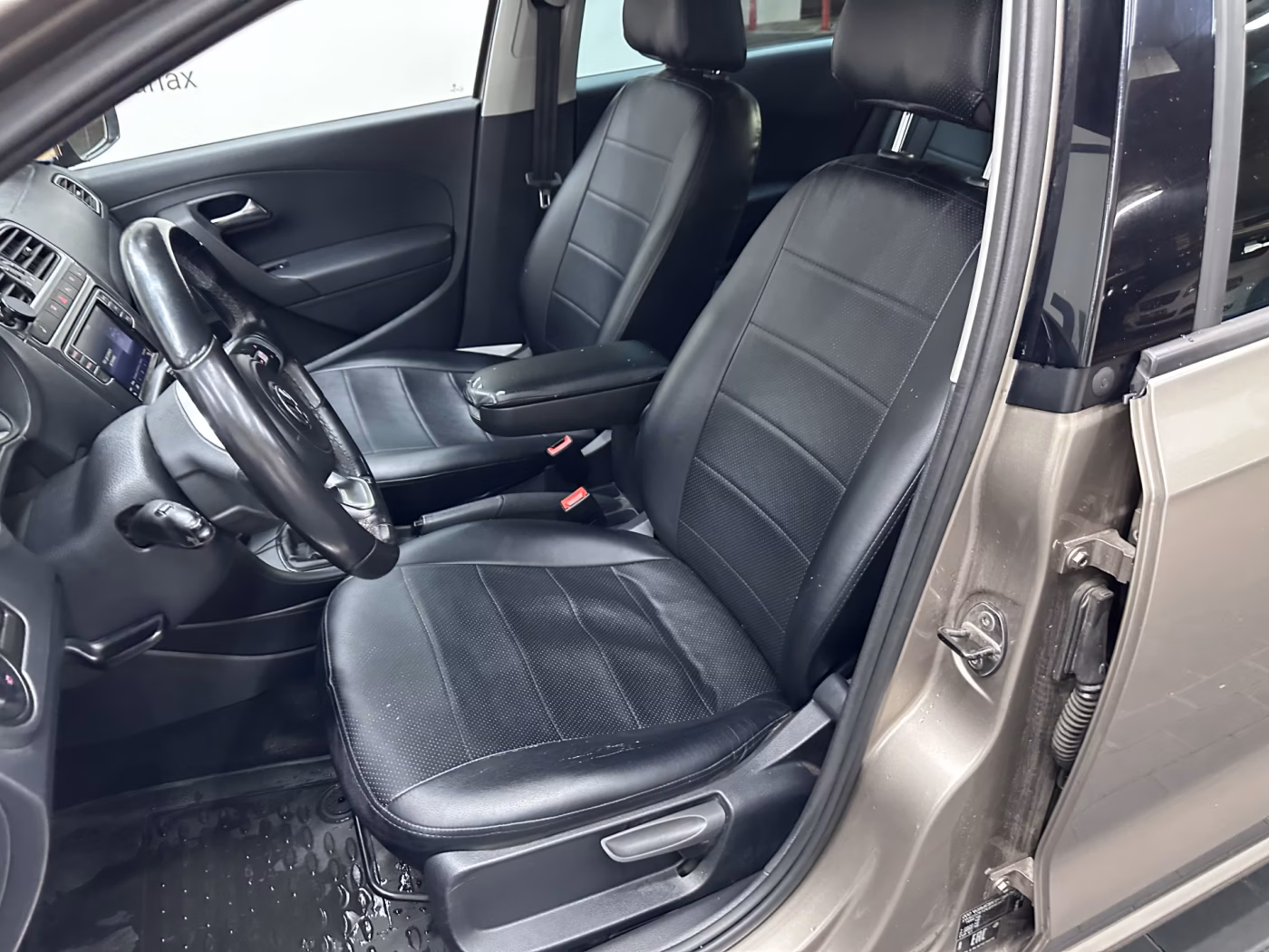 Volkswagen Polo Sedan фото 8