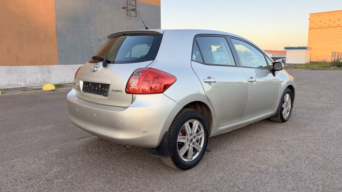 Toyota Auris фото 9