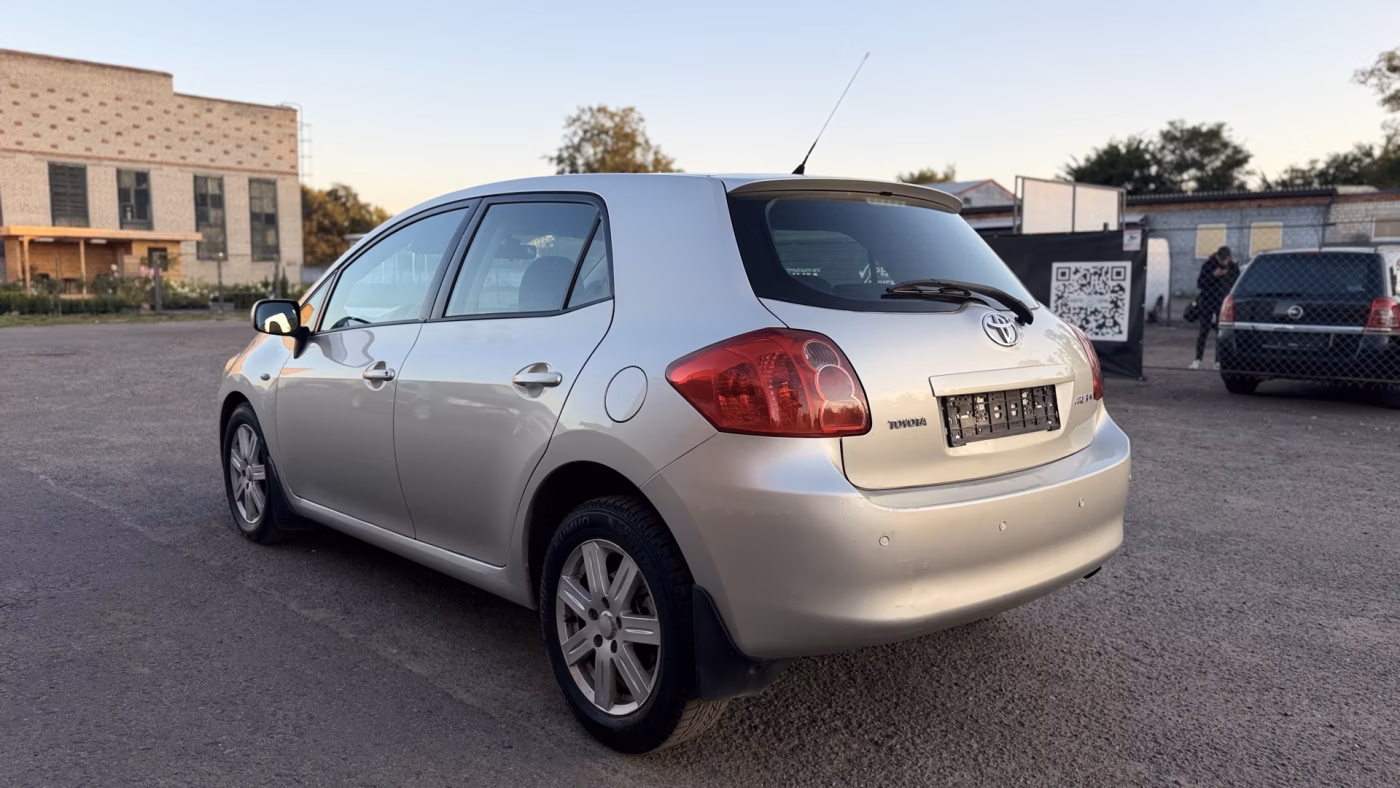 Toyota Auris фото 12