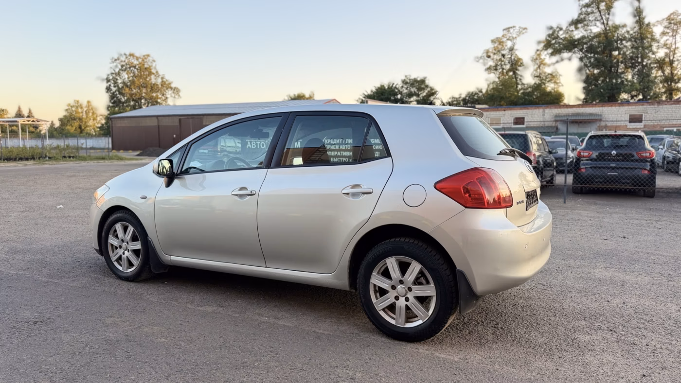 Toyota Auris фото 13