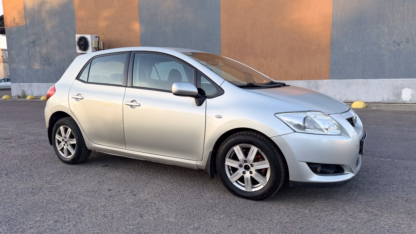 Toyota Auris фото 5