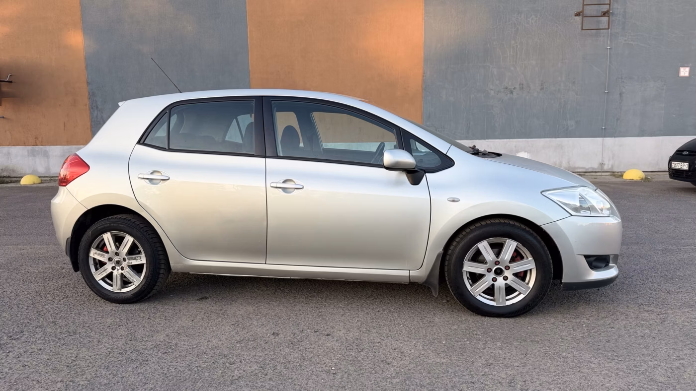 Toyota Auris фото 6