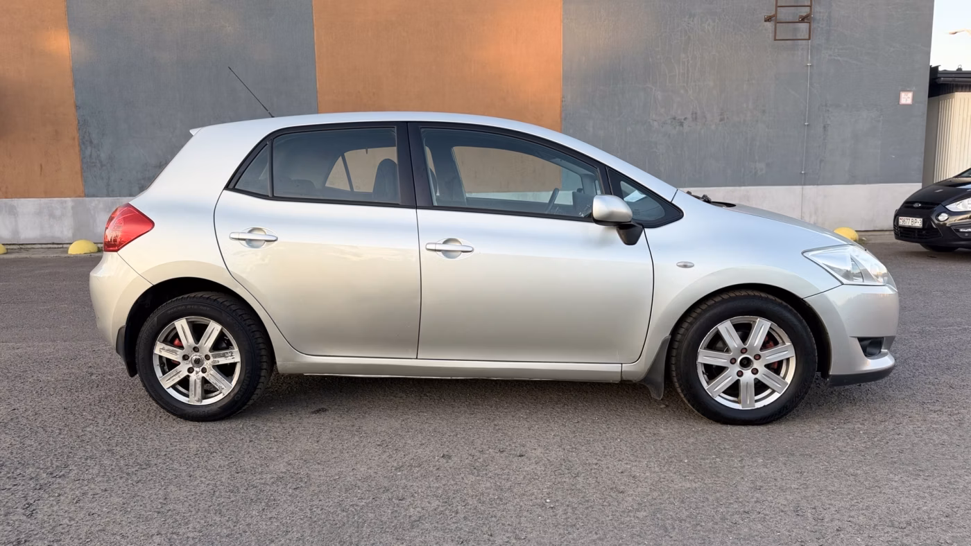 Toyota Auris фото 7