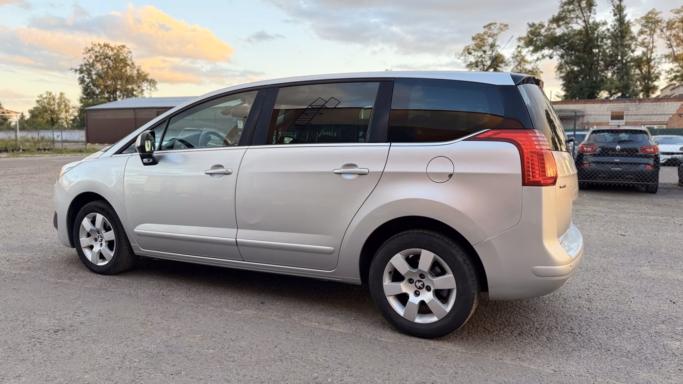 Peugeot 5008 фото 11
