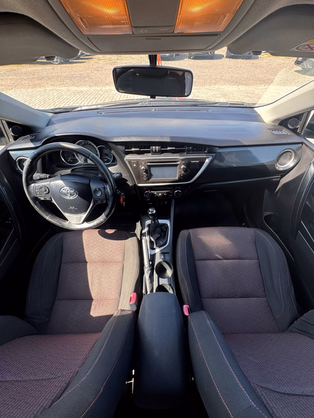 Toyota Auris фото 9