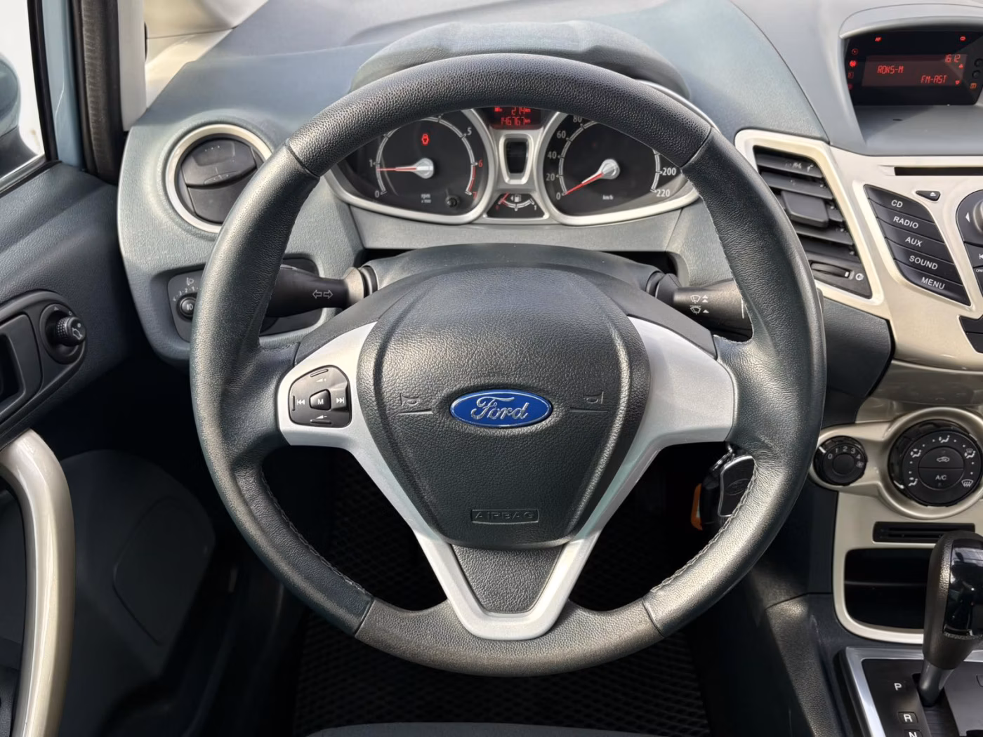 Ford Fiesta фото 8