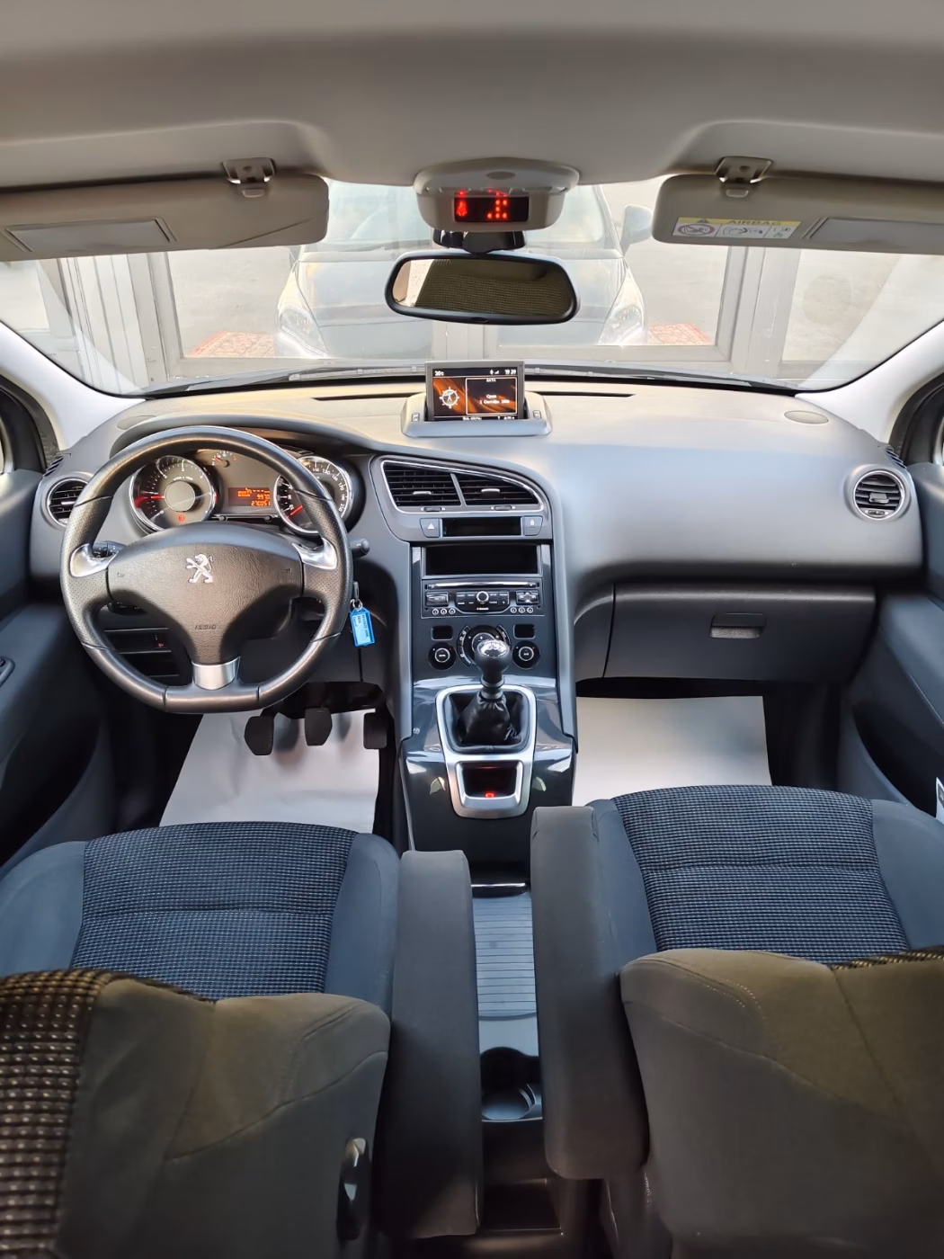 Peugeot 5008 фото 12