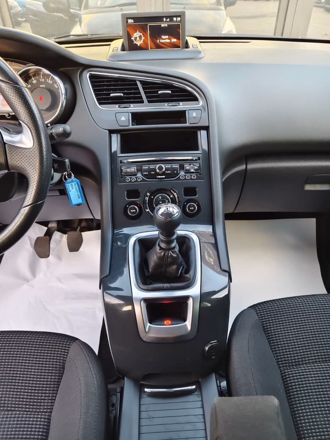 Peugeot 5008 фото 11
