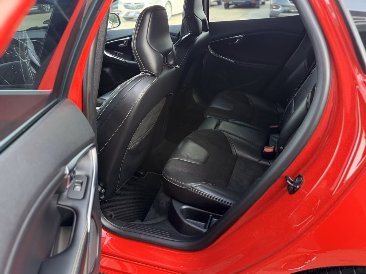 Volvo V40 фото 18