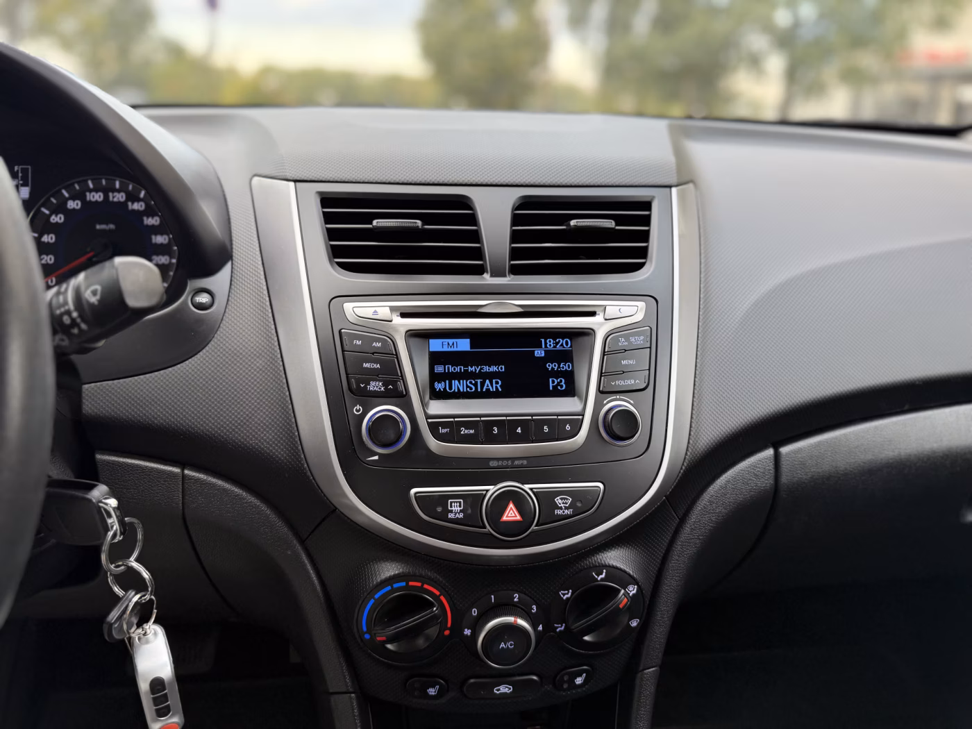 Hyundai Solaris фото 12