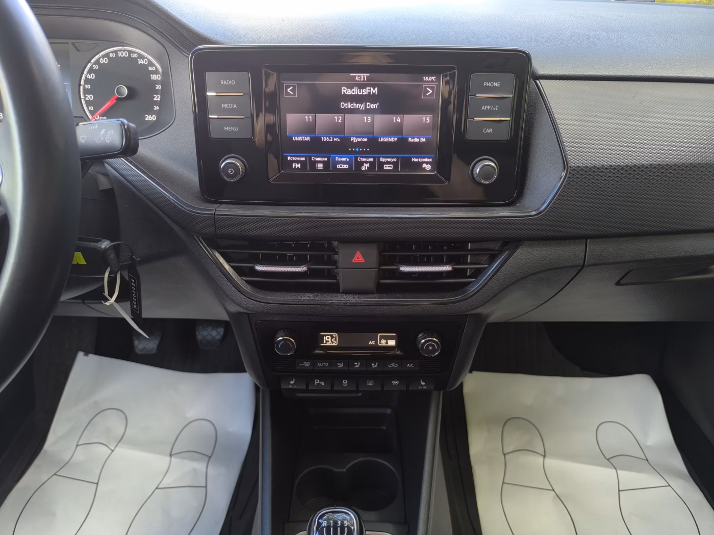 Volkswagen Polo Sedan фото 17