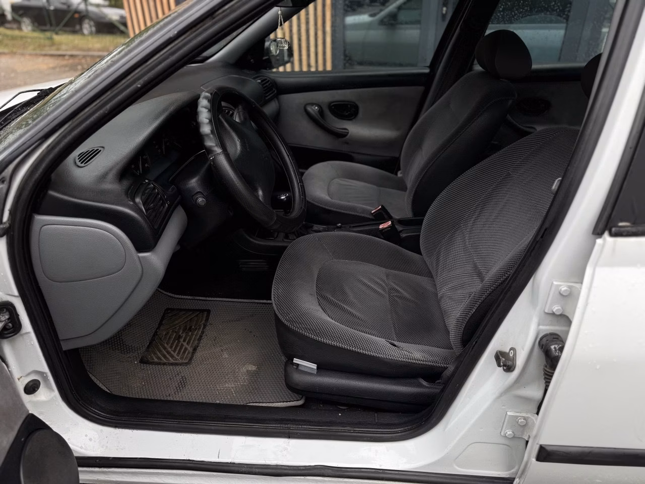 Peugeot 406 фото 7