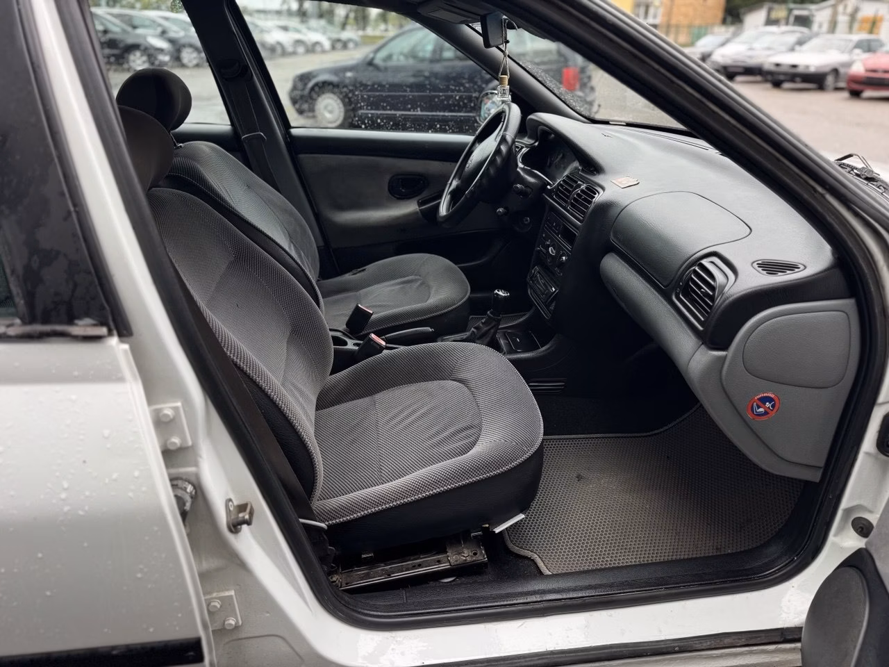 Peugeot 406 фото 9