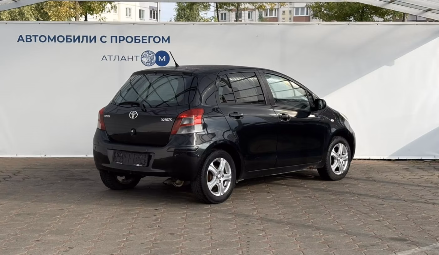Toyota Yaris фото 2