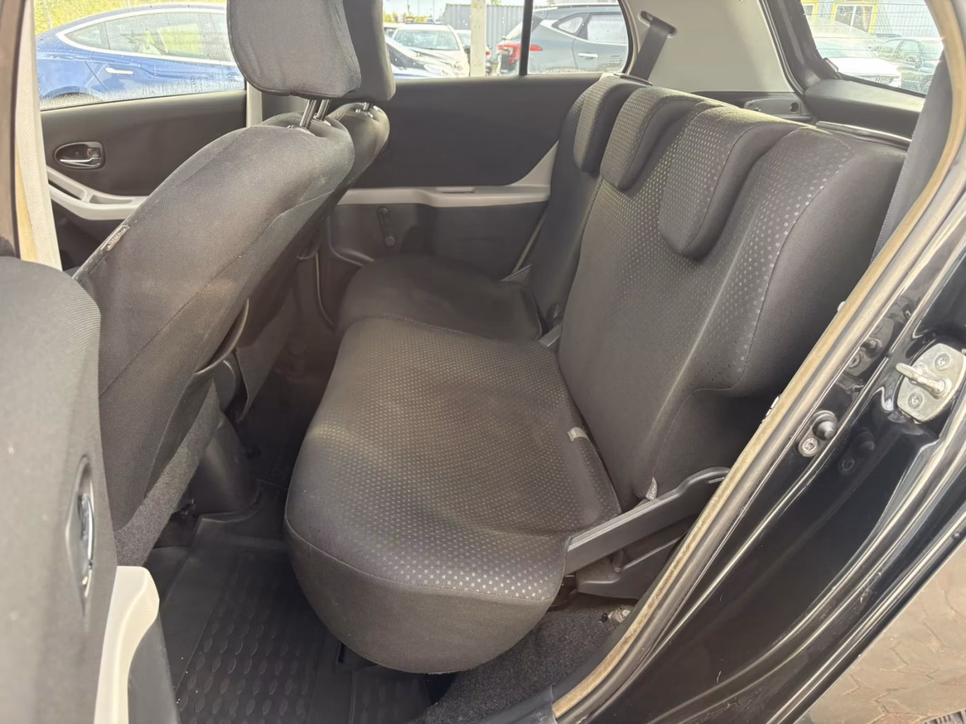 Toyota Yaris фото 11