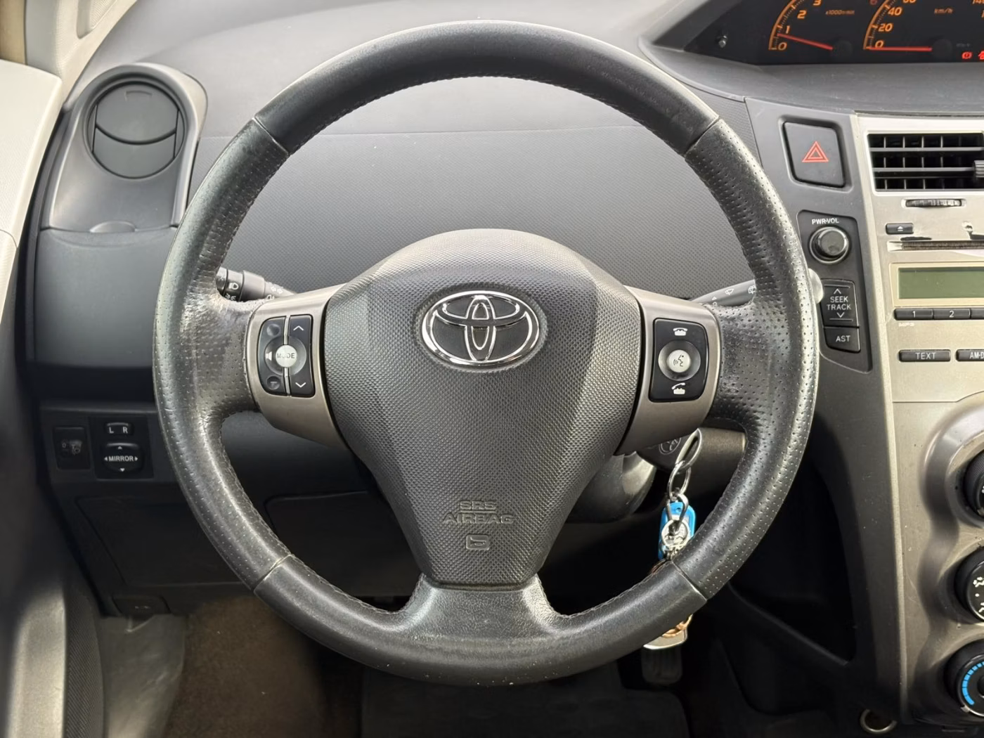 Toyota Yaris фото 8