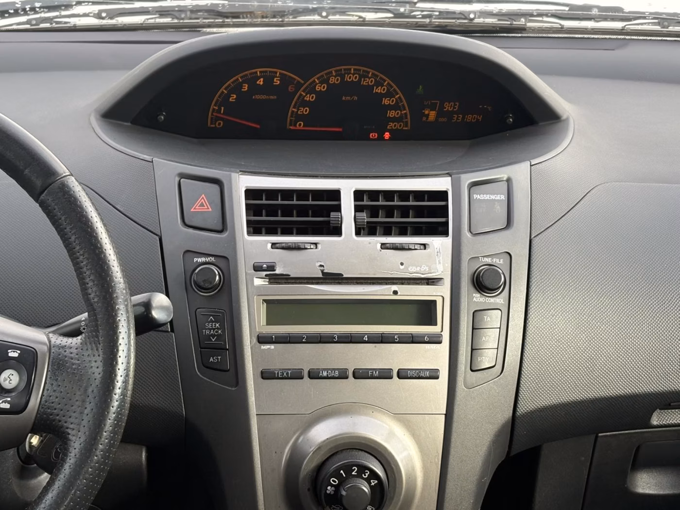 Toyota Yaris фото 12