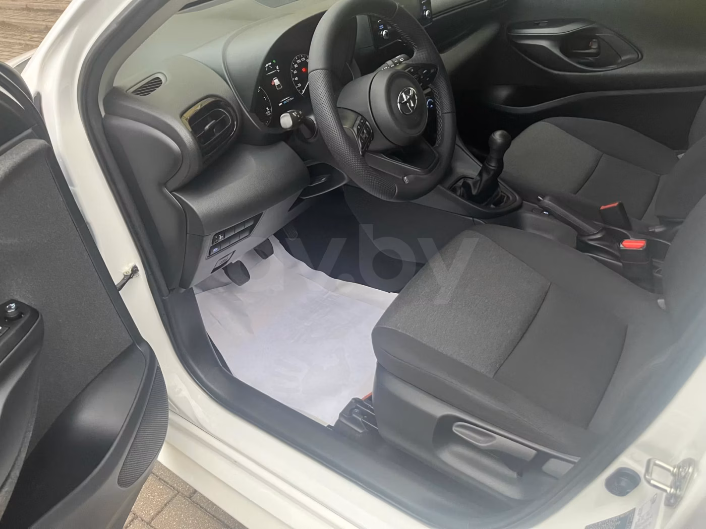 Toyota Yaris фото 9