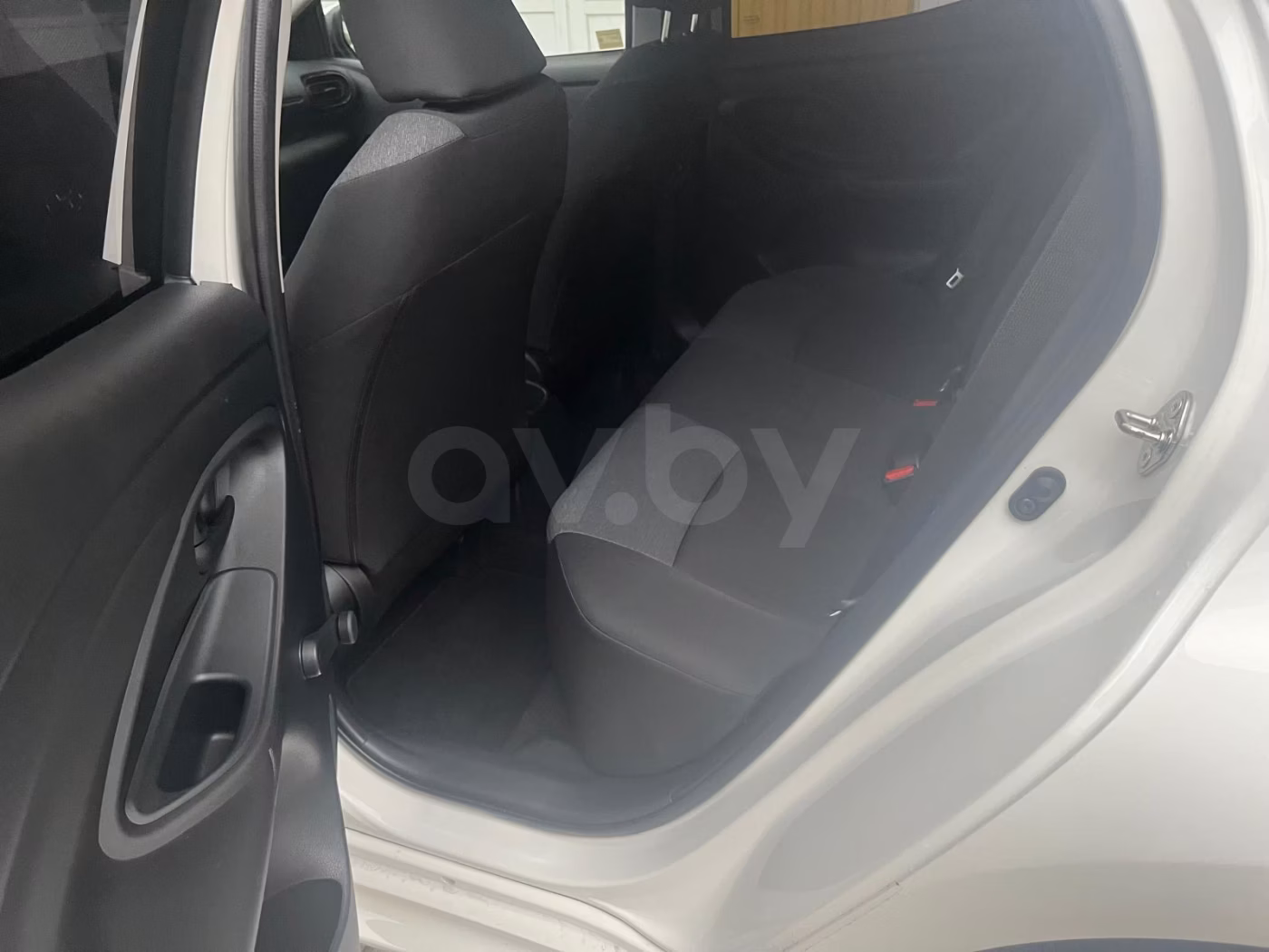 Toyota Yaris фото 12