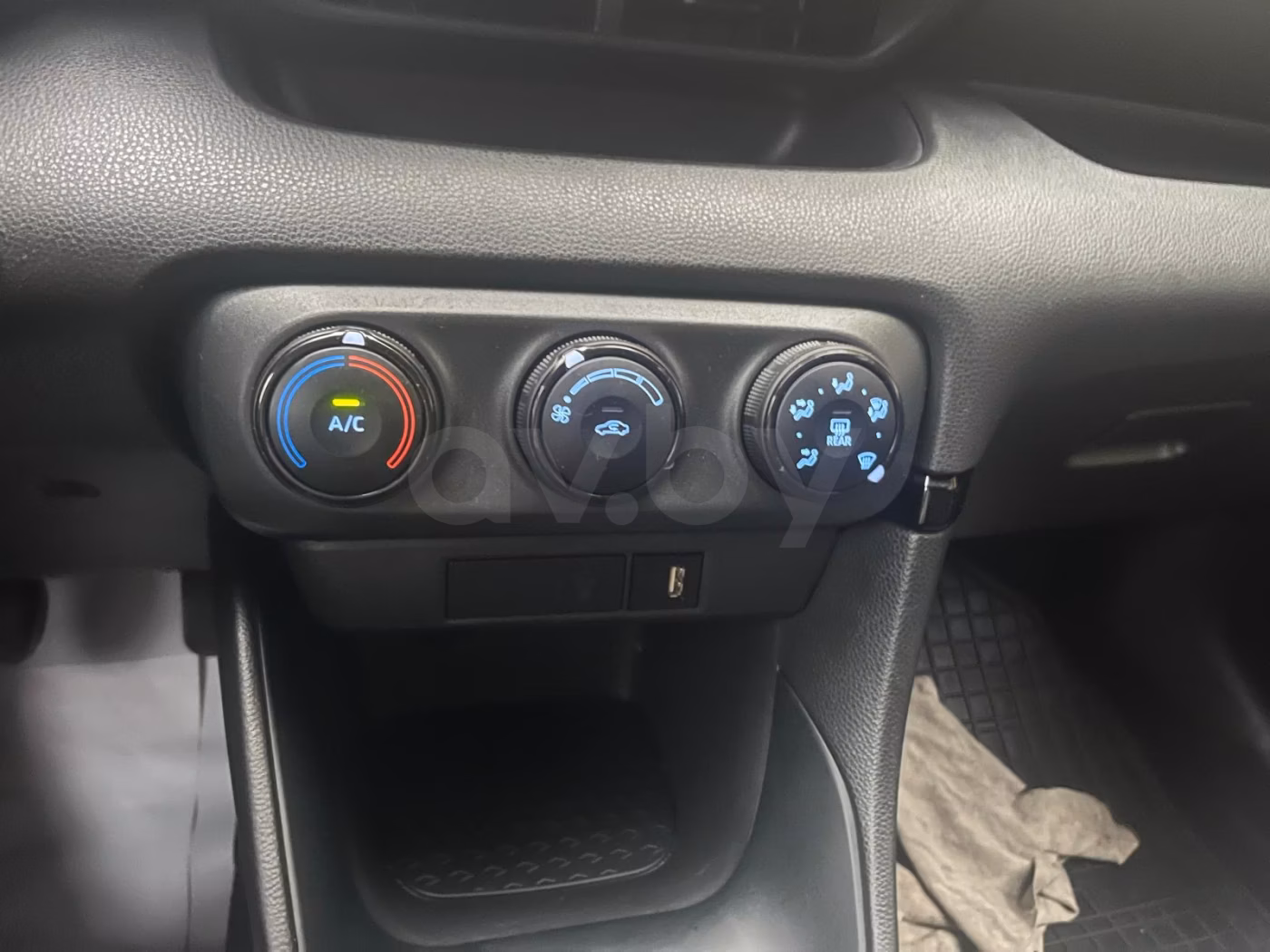 Toyota Yaris фото 16