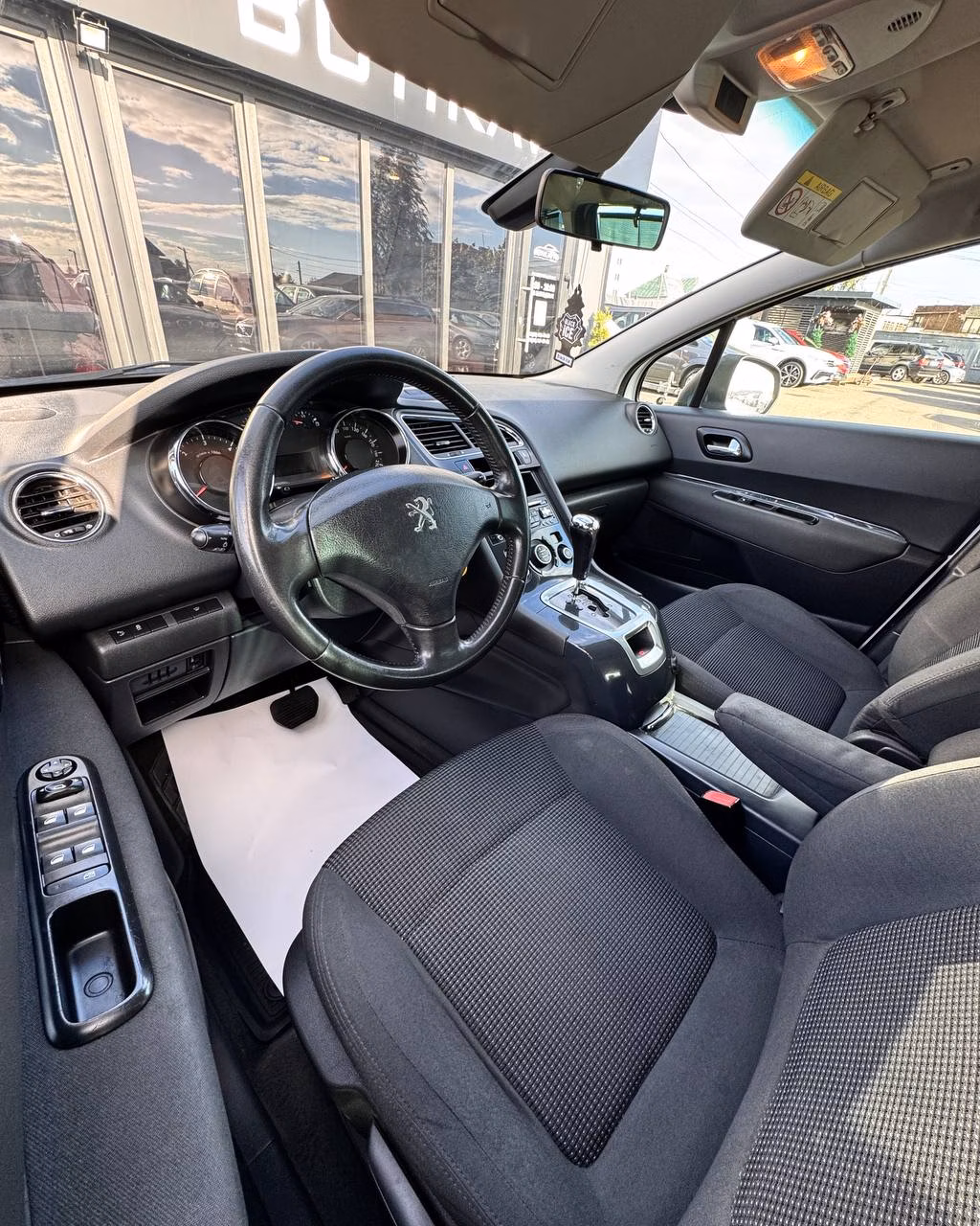 Peugeot 5008 фото 10