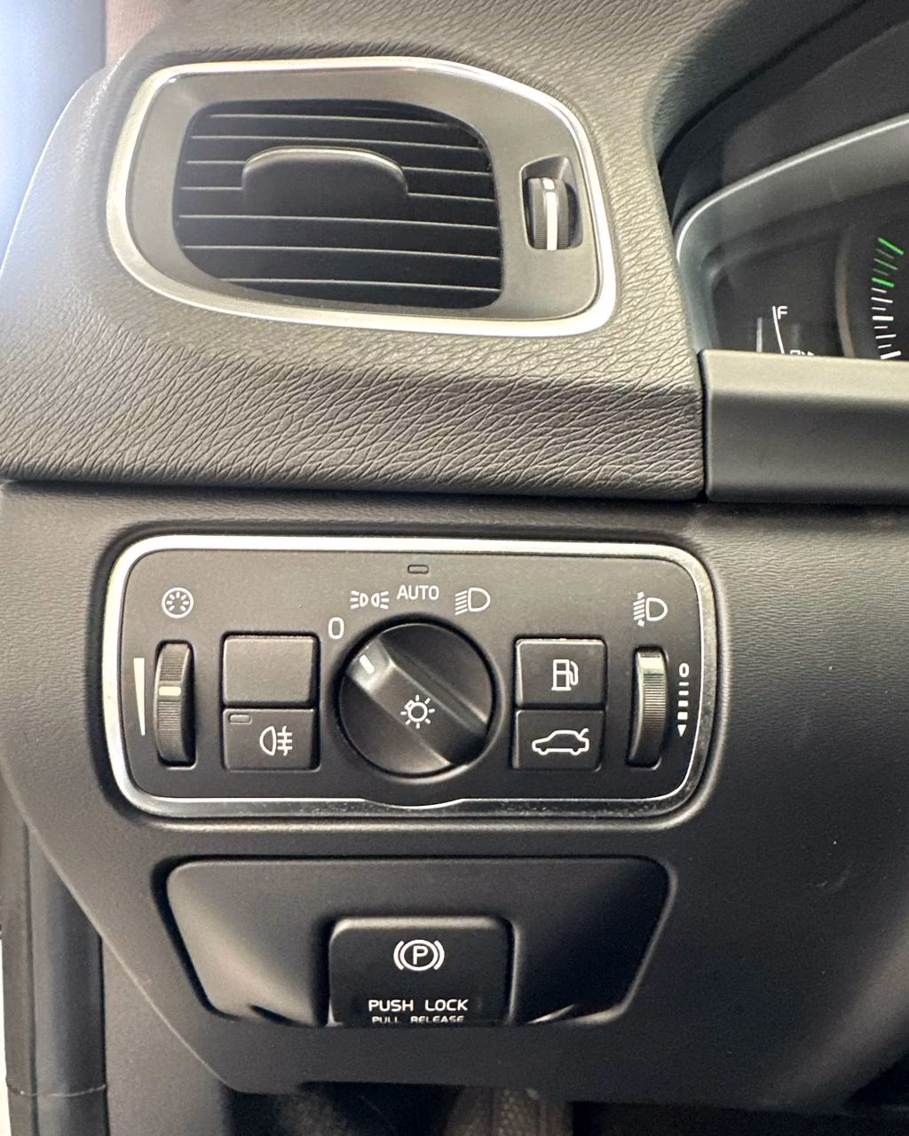 Volvo V60 фото 8