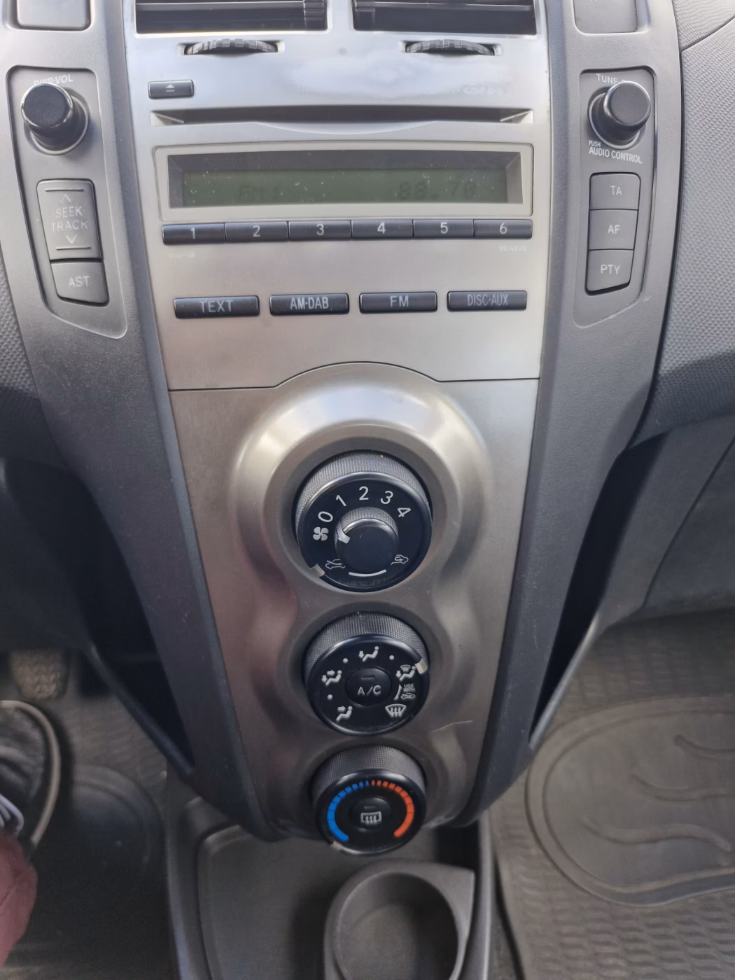 Toyota Yaris фото 25