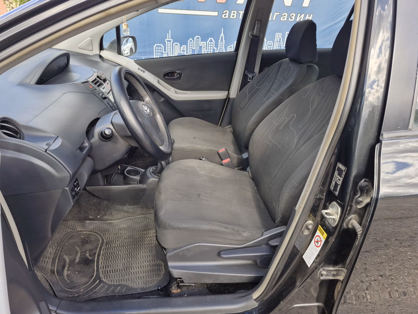 Toyota Yaris фото 12