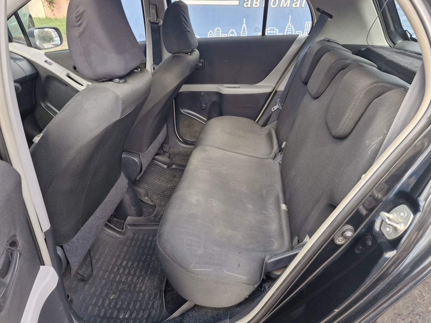 Toyota Yaris фото 13