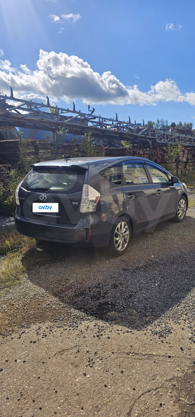 Toyota Prius V(+) фото 5