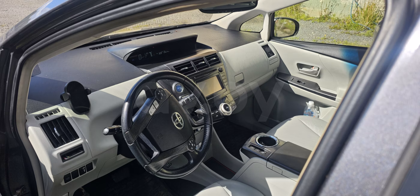Toyota Prius V(+) фото 3