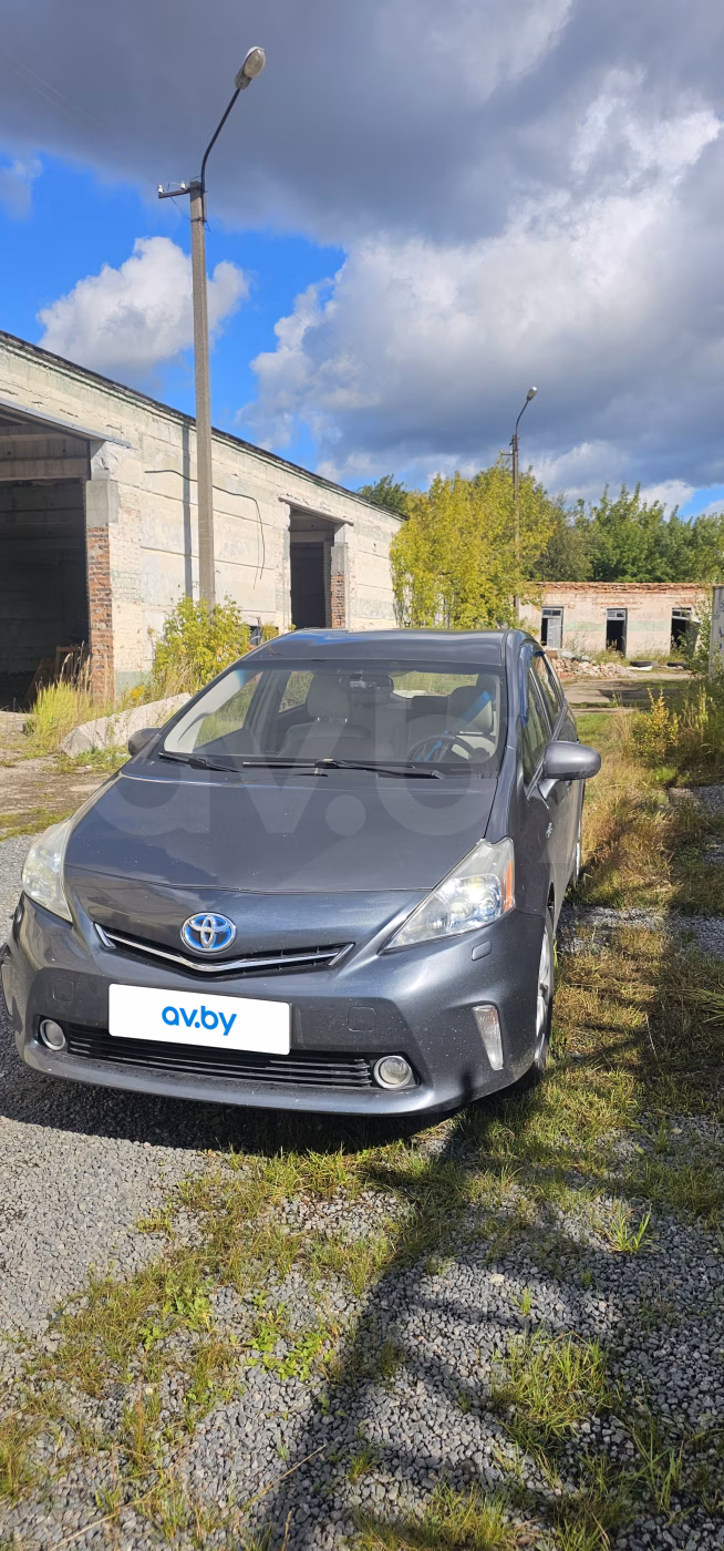Toyota Prius V(+) фото 2