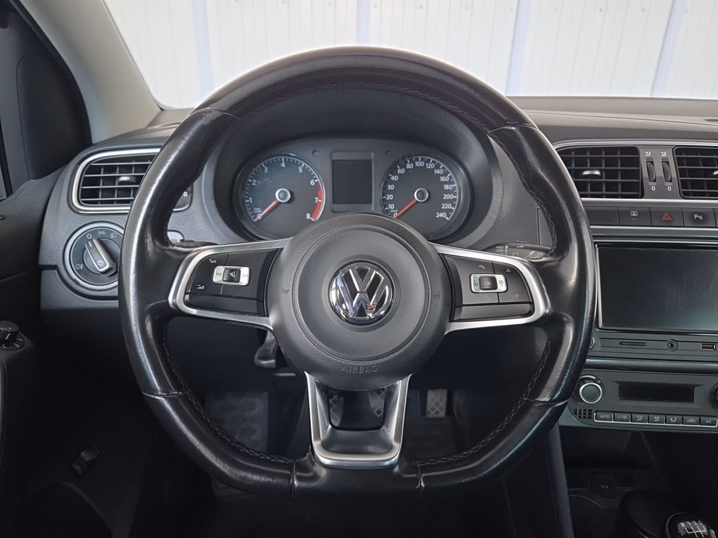 Volkswagen Polo Sedan фото 10