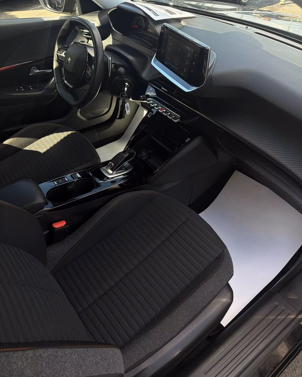 Peugeot 2008 фото 12