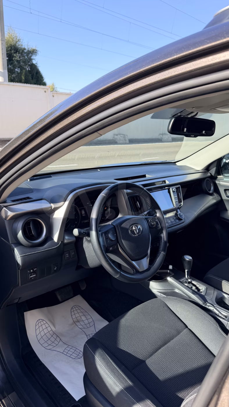 Toyota RAV4 фото 7