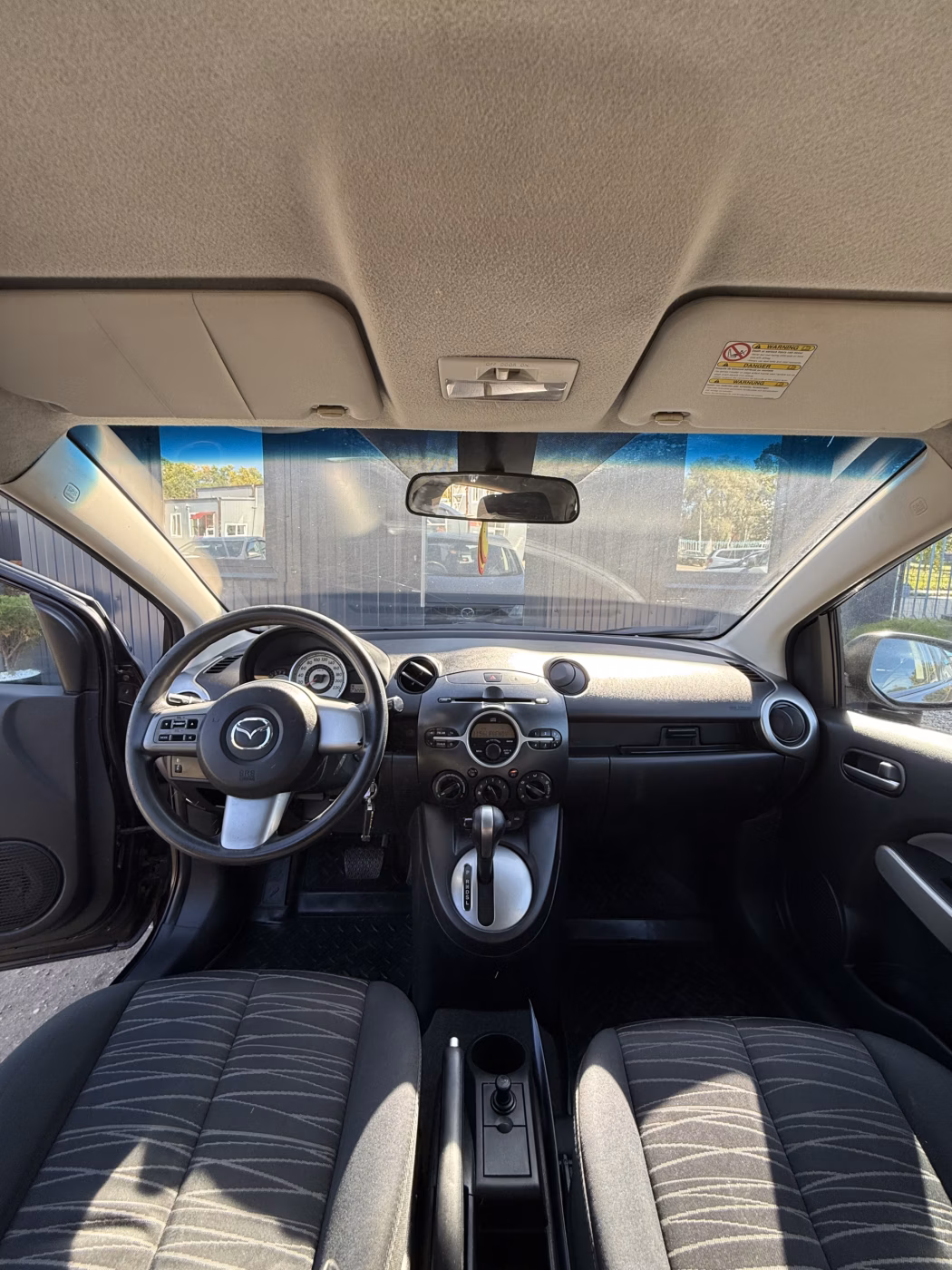 Mazda 2 фото 9