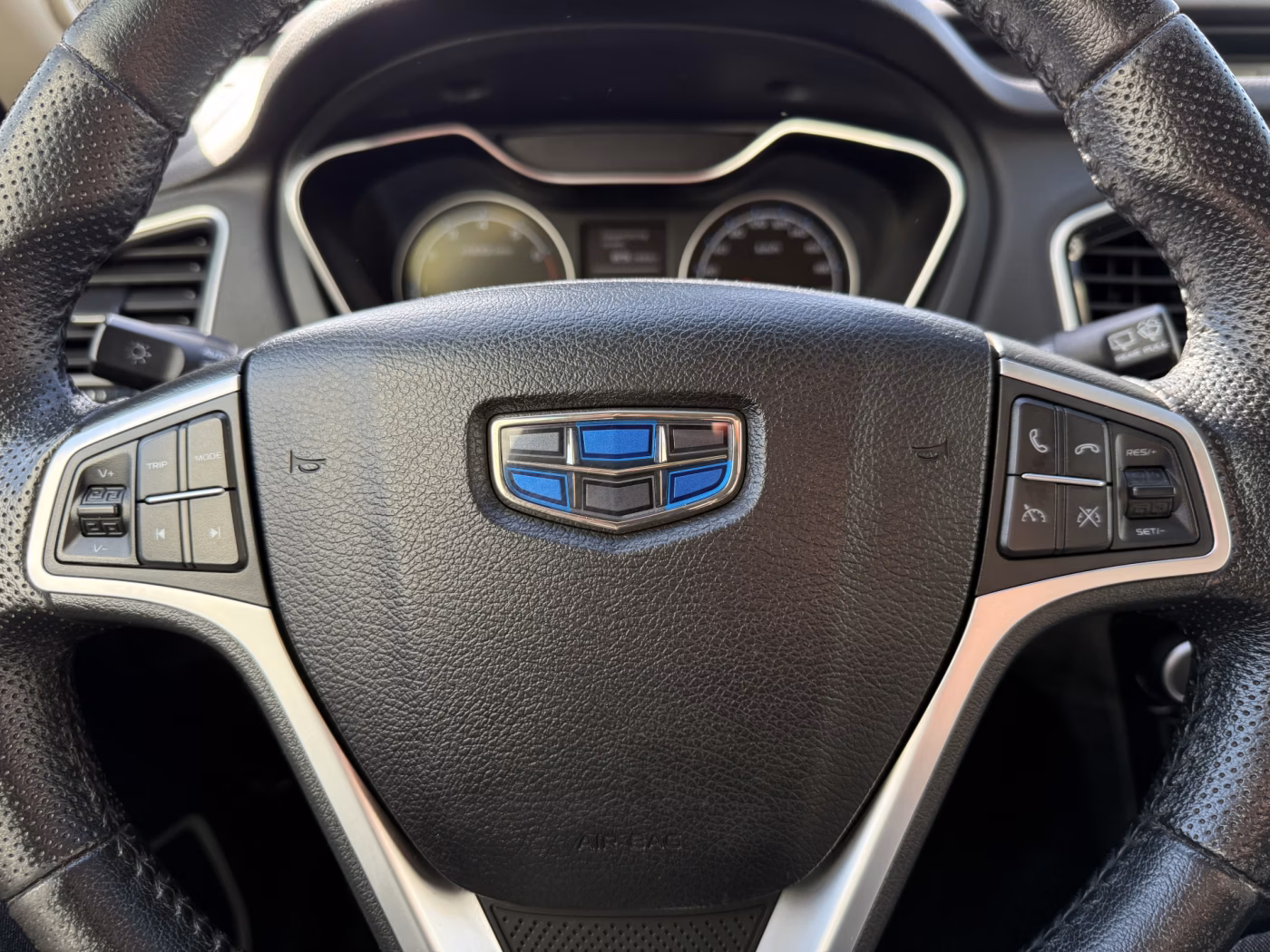 Geely Emgrand X7 фото 23