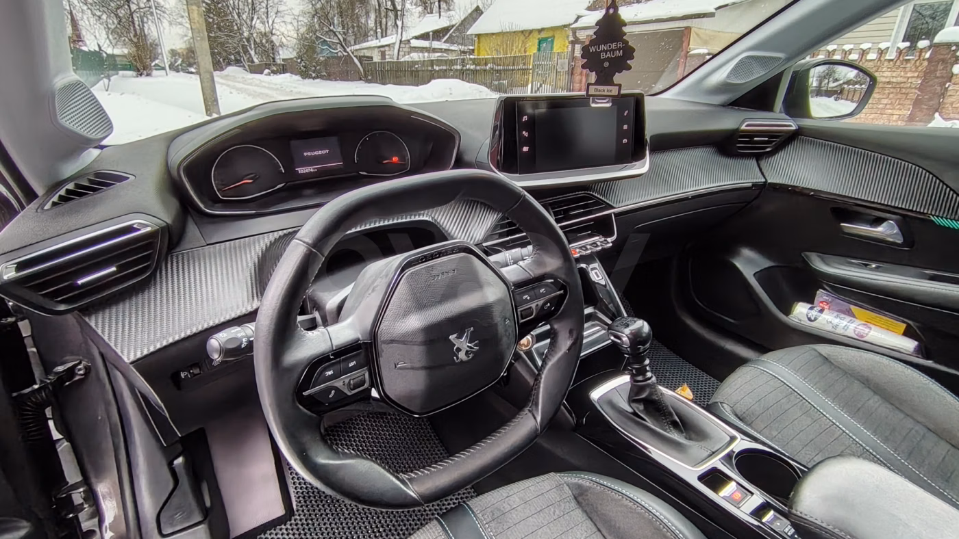 Peugeot 208 фото 12