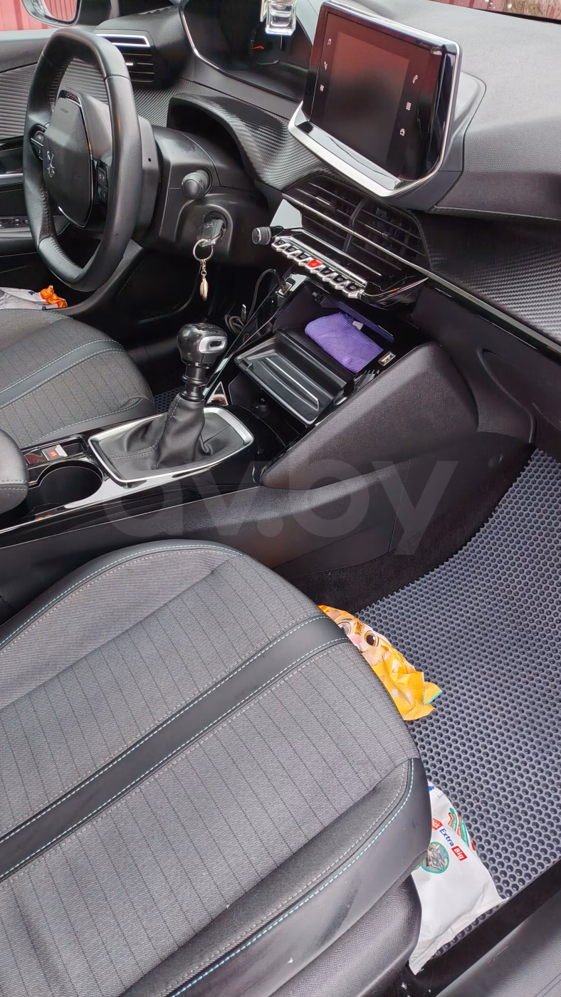 Peugeot 208 фото 9