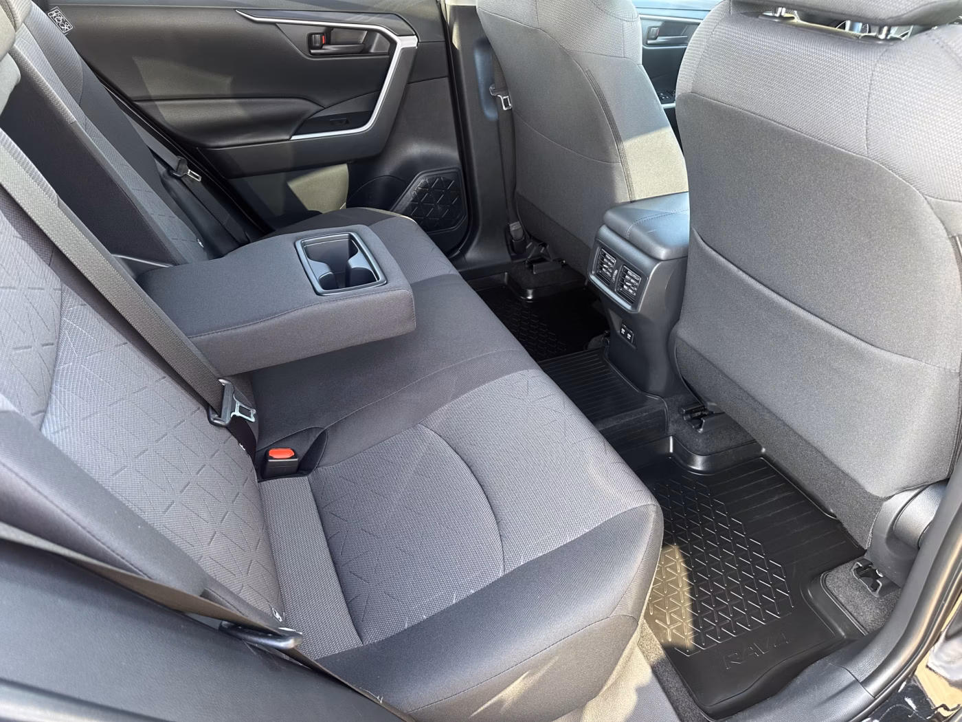 Toyota RAV4 фото 10