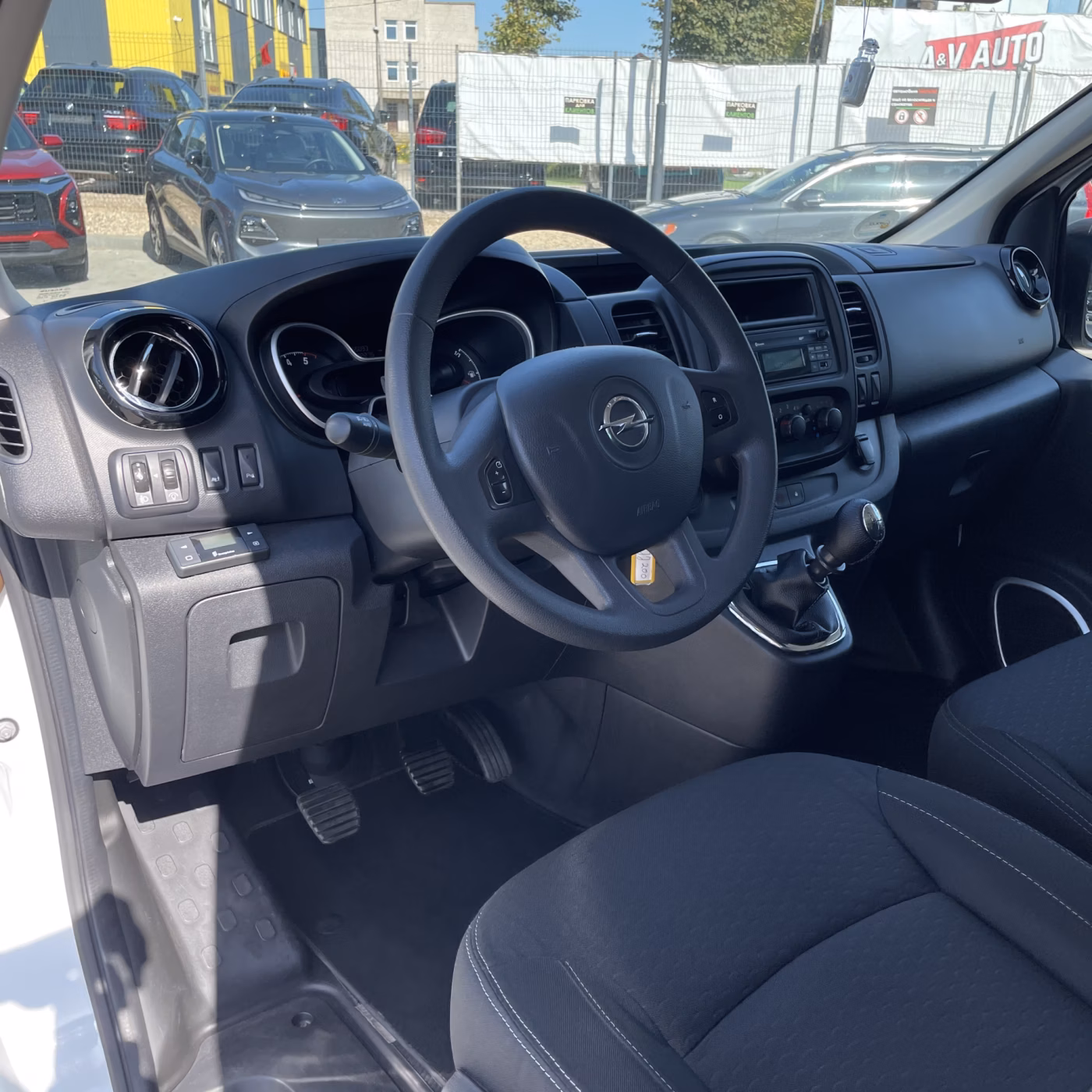 Opel Vivaro фото 13