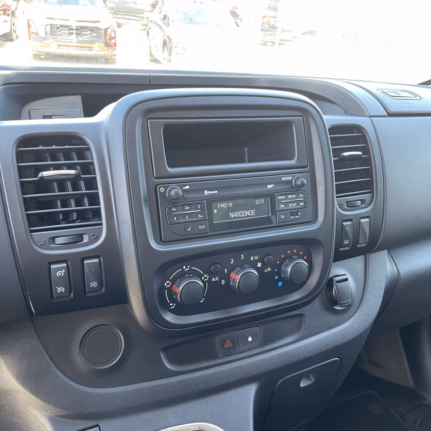 Opel Vivaro фото 20