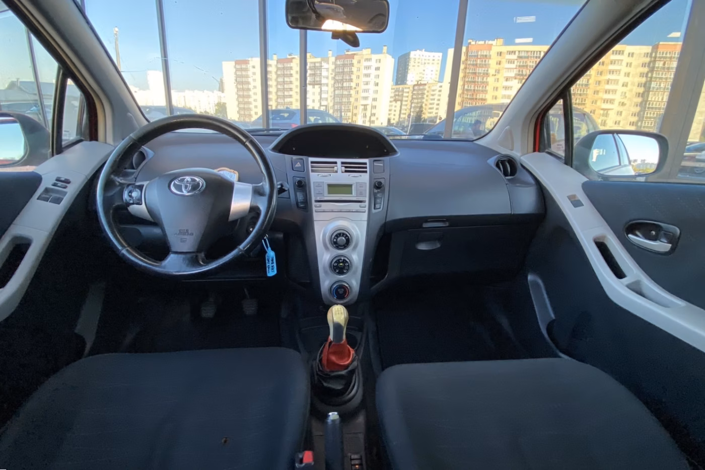 Toyota Yaris фото 9