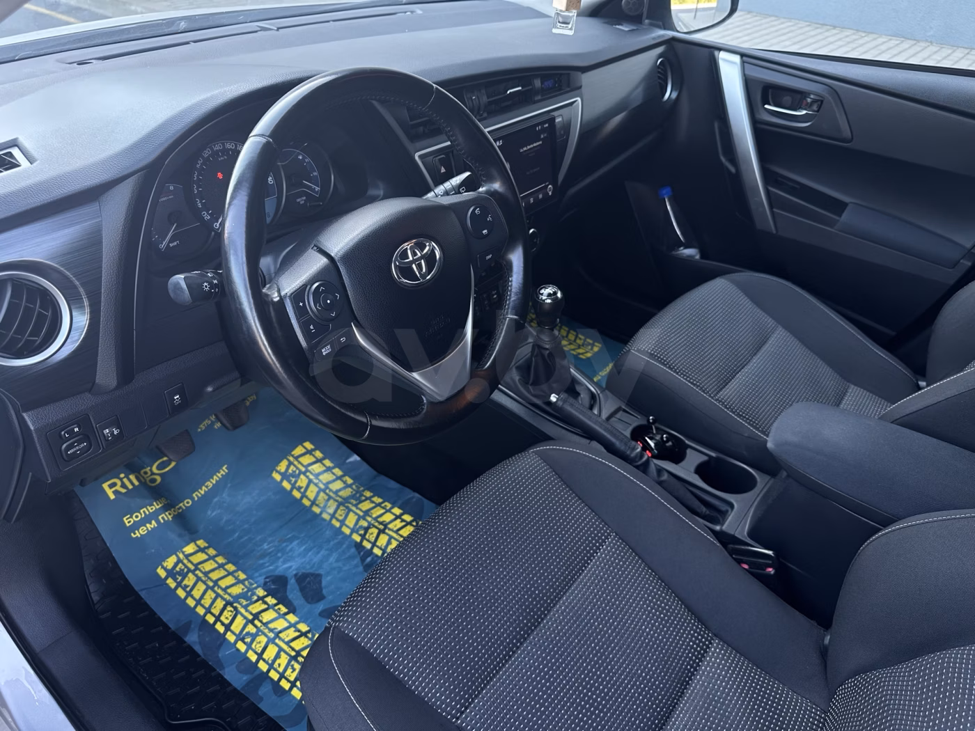 Toyota Auris фото 13