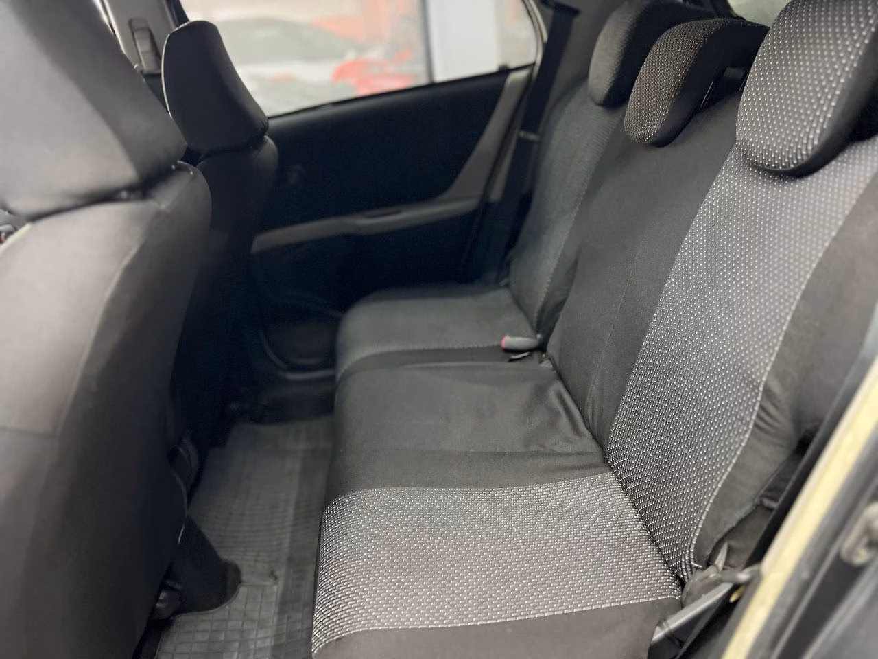 Toyota Yaris фото 8
